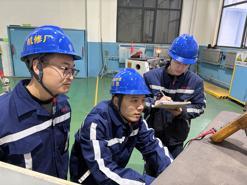 蒲白建新煤化公司机修厂电修工检修设备电路