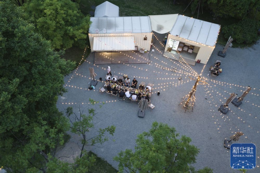 5月15日，游客在西安市长安区“长安唐村”景区内就餐（无人机照片）。