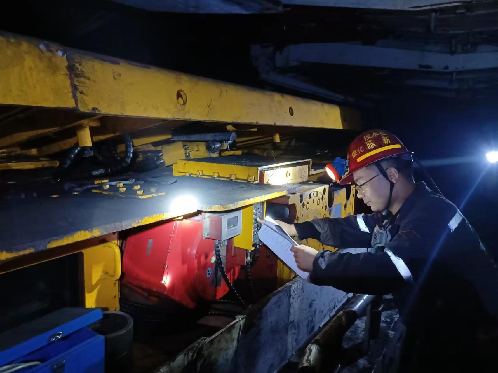 陈新在4304工作面检查煤机参数设置
