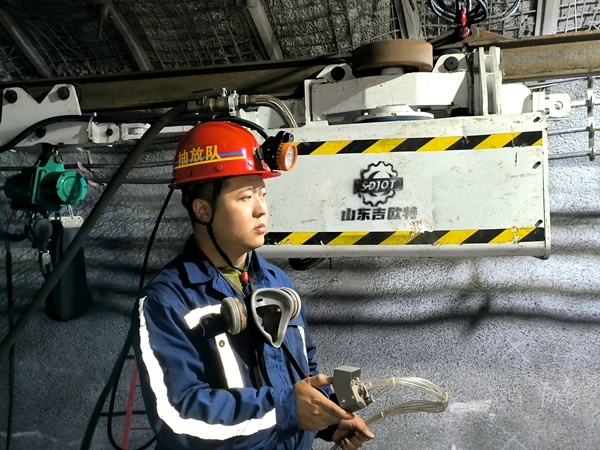 董亚斌在井下十四联巷为4301工作面转运抽放管路