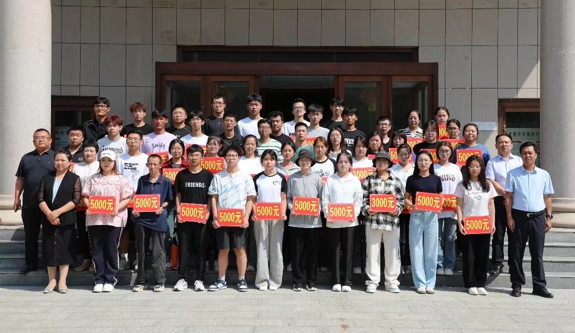 救助金发放现场