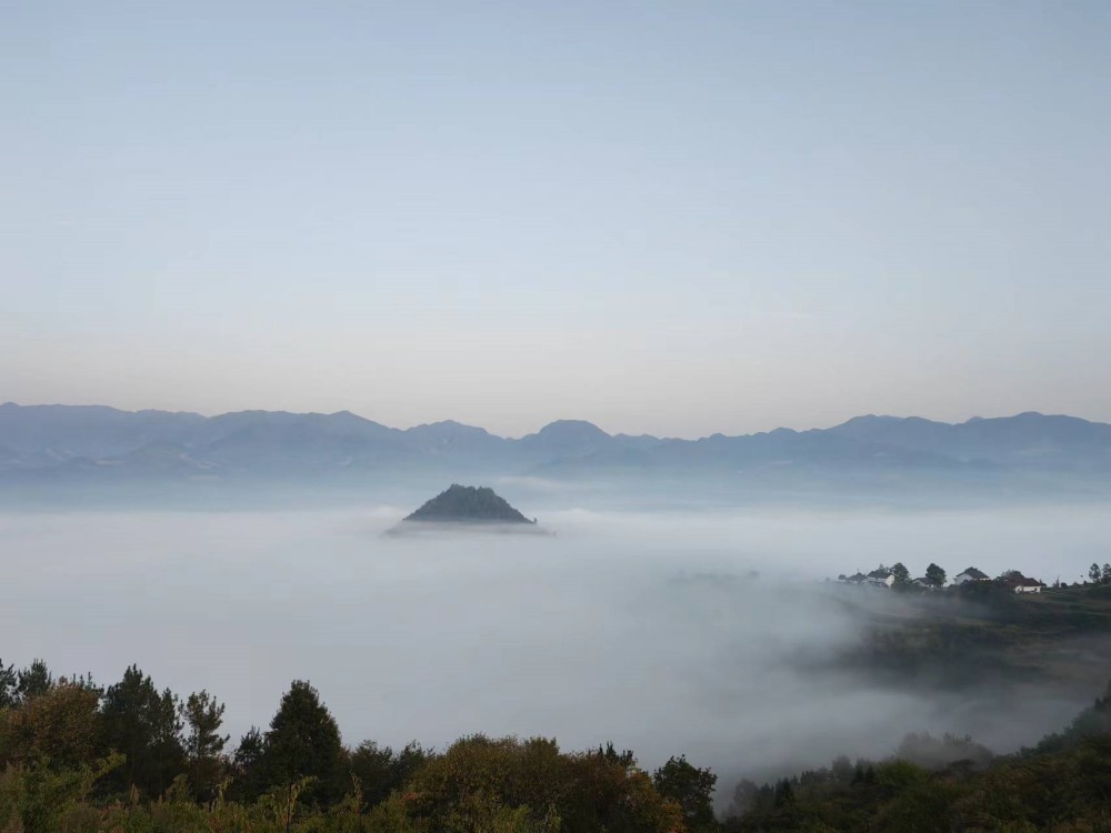 云雾缭绕的余家沟村。