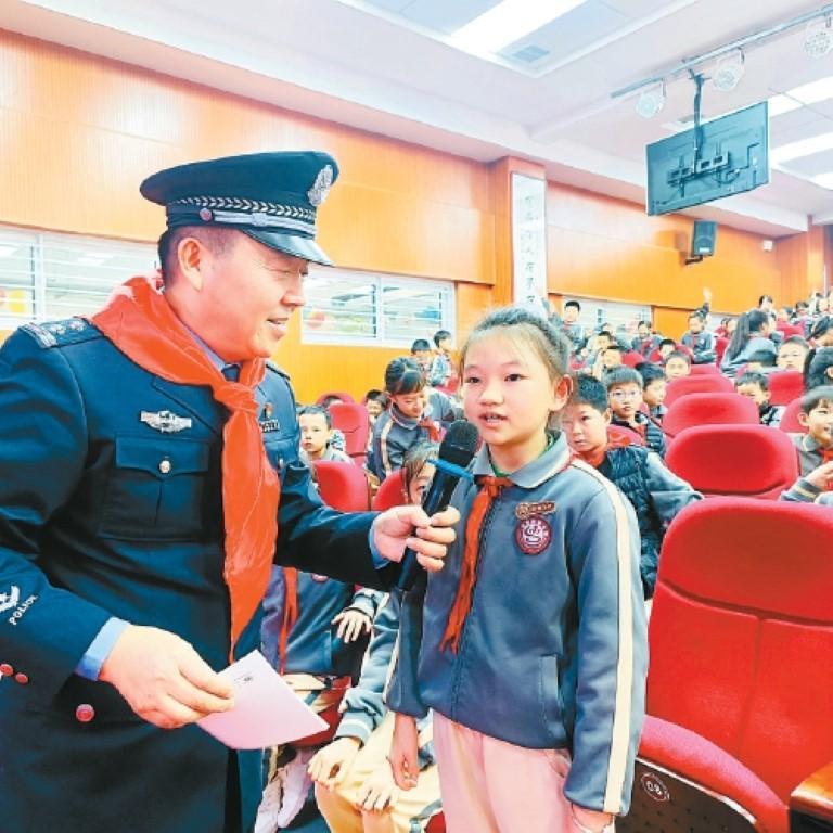 曹金生与听课的学生交流。受访单位供图