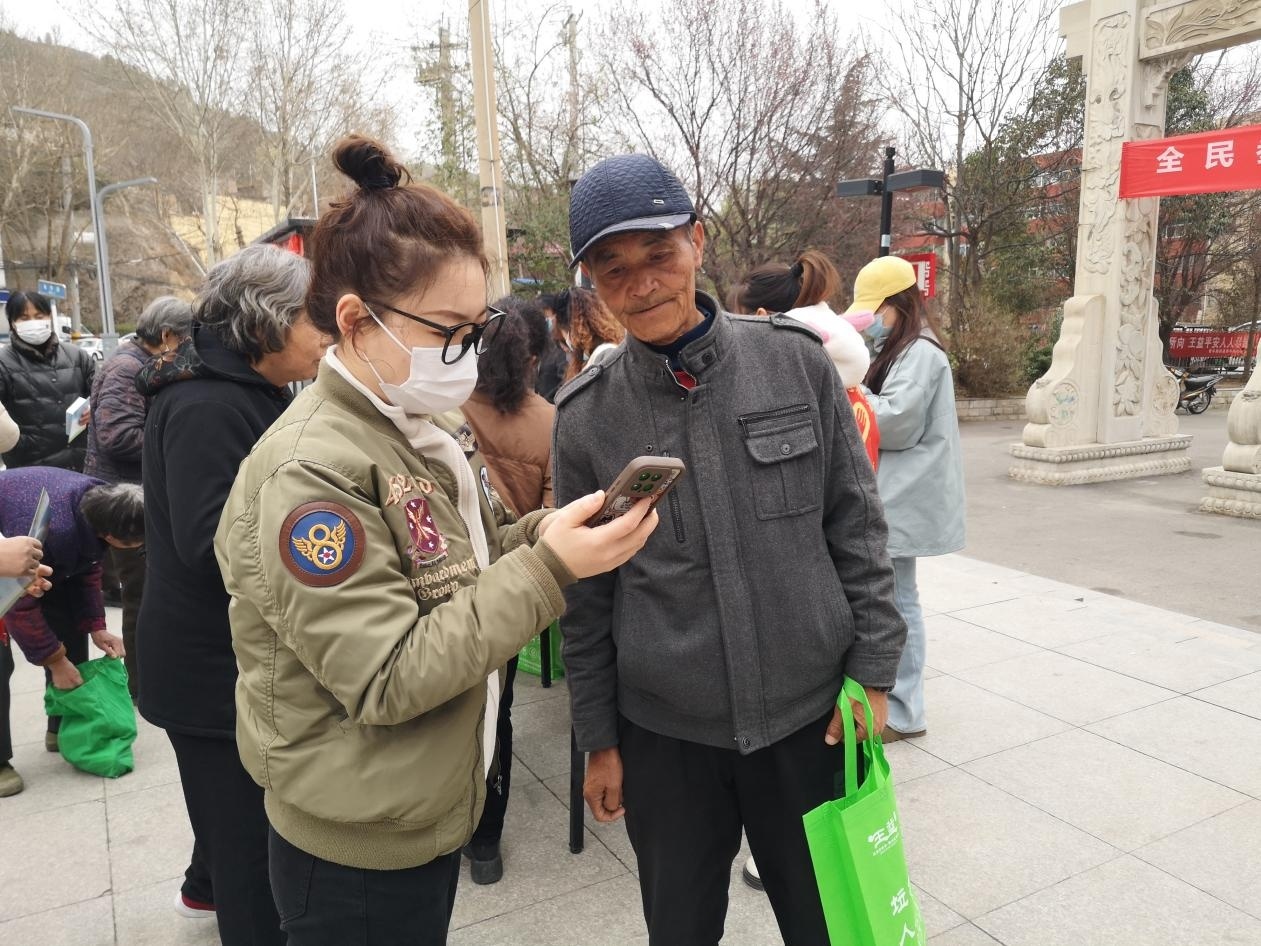 AI助手DeepSeek化身“垃圾分类万事通”，为居民答疑解惑。