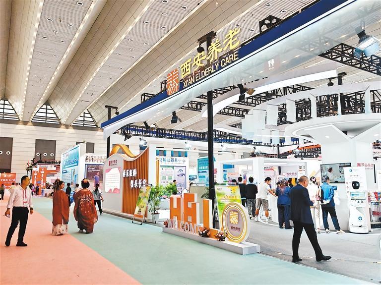 参会者在西安老博会上参观