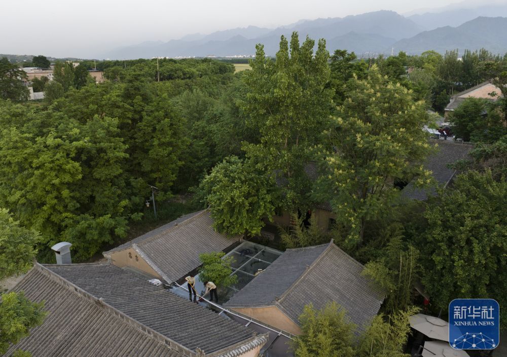5月15日，在西安市长安区“长安唐村”景区一家民宿内，村民在打扫卫生（无人机照片）。