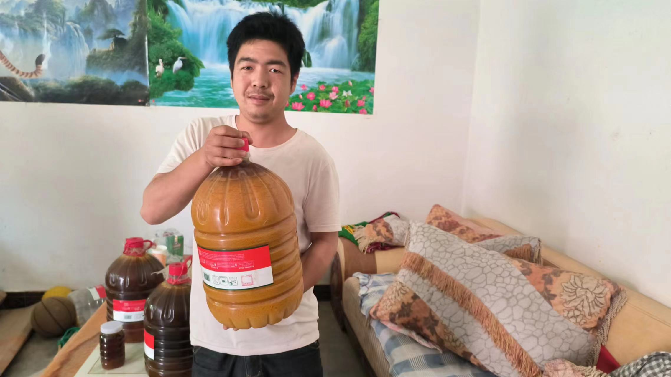 米粮镇界河村养蜂“达人”沈传威的蜂蜜产品江荣霞 摄
